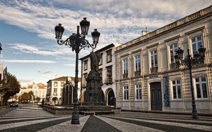 linkedin推广客服电话是多少？领英跑电商返点是多少？