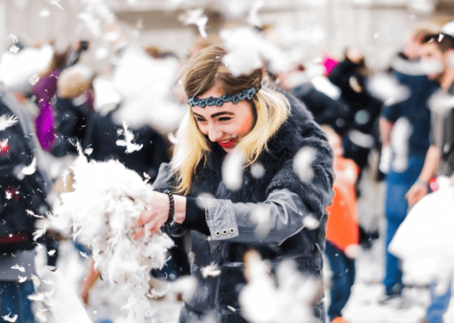 凤凰网信息流广告优惠活动有哪些?凤凰网现在跑充电器返点多少?