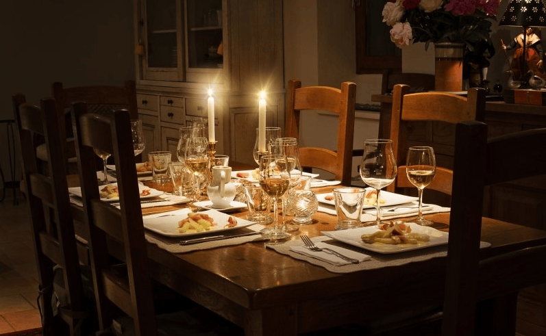 facebook跑餐具系列返点多少?facebook广告投放案例有哪些?