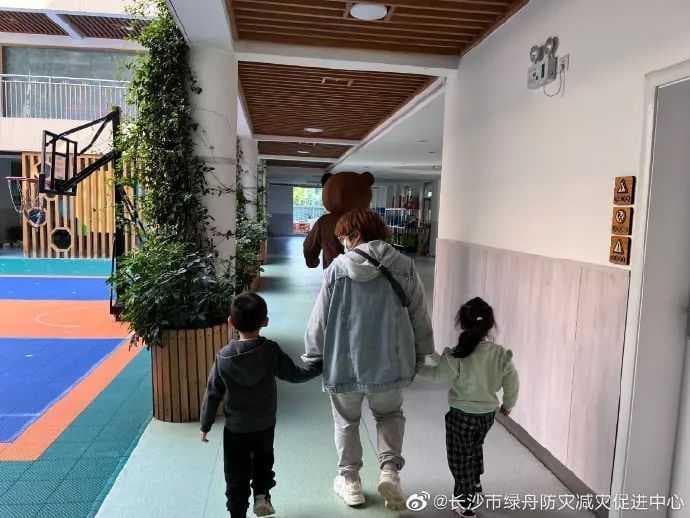怎么回事？幼儿园的孩子们全跟“陌生人”走了