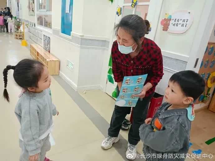 怎么回事？幼儿园的孩子们全跟“陌生人”走了