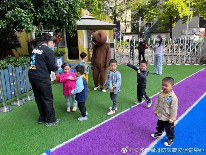 怎么回事？幼儿园的孩子们全跟“陌生人”走了