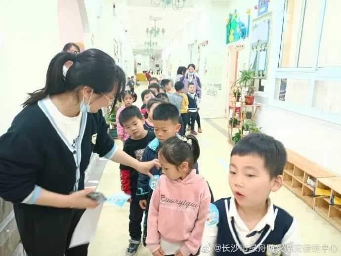 怎么回事？幼儿园的孩子们全跟“陌生人”走了