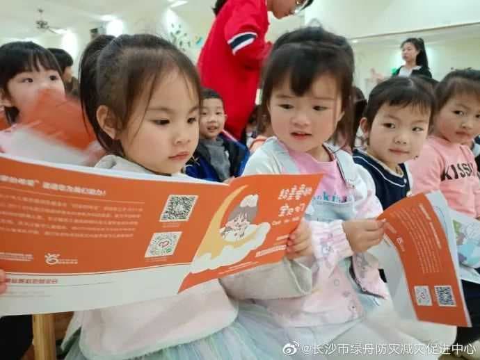 怎么回事？幼儿园的孩子们全跟“陌生人”走了