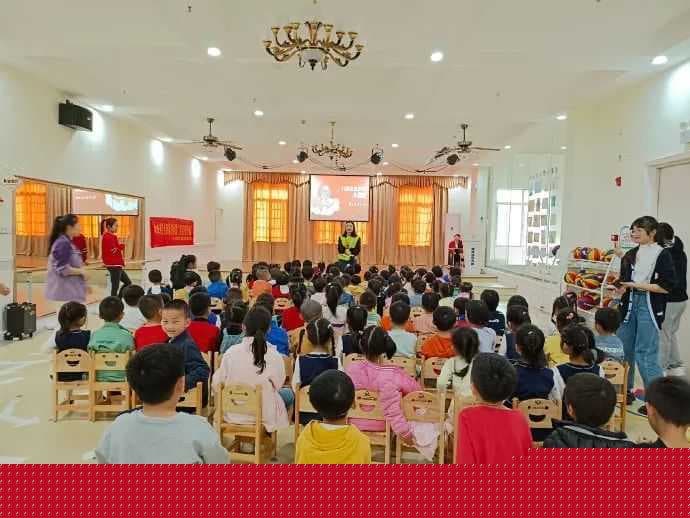 怎么回事？幼儿园的孩子们全跟“陌生人”走了